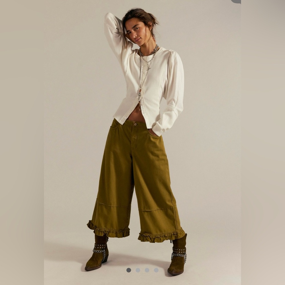 NWT FREE PEOPLE WE THE FREE LOVE ME NOT BLOOMER JEANS